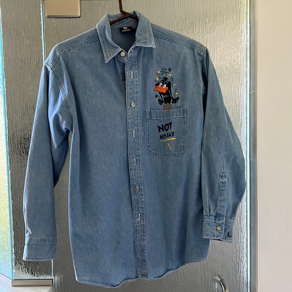 Vintage Warner Brothers Daffy Duck denim shirt. Small